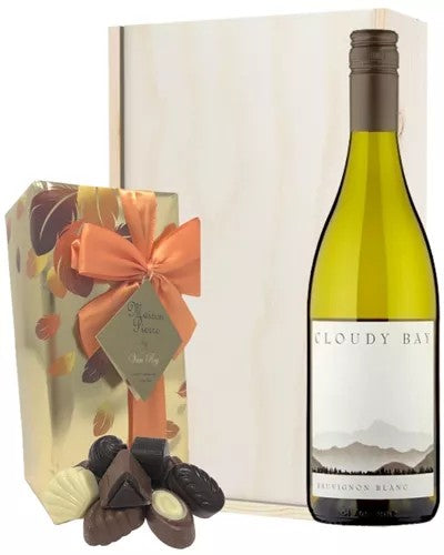 CloudyBaySauvignonBlancWineandChocolatesGiftSetinWoodenBox
