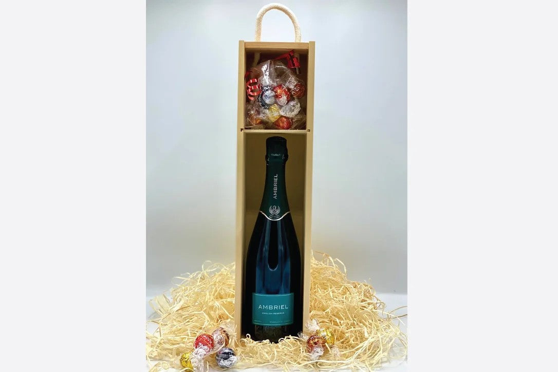 EnglishSparklingWineinWoodenGiftBoxwithchocolates