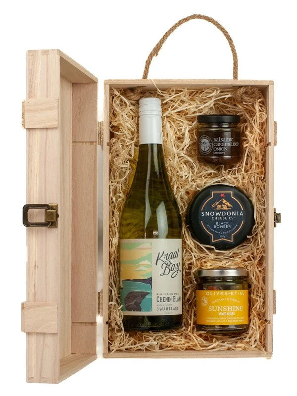 KraalBayCheninBlancWhiteWine,Olives,Cheese&ChutneyGiftBox