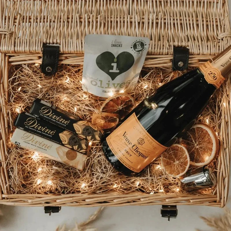 PersonalisedVeuveClicquotBrutChampagnePremiumGiftHamper
