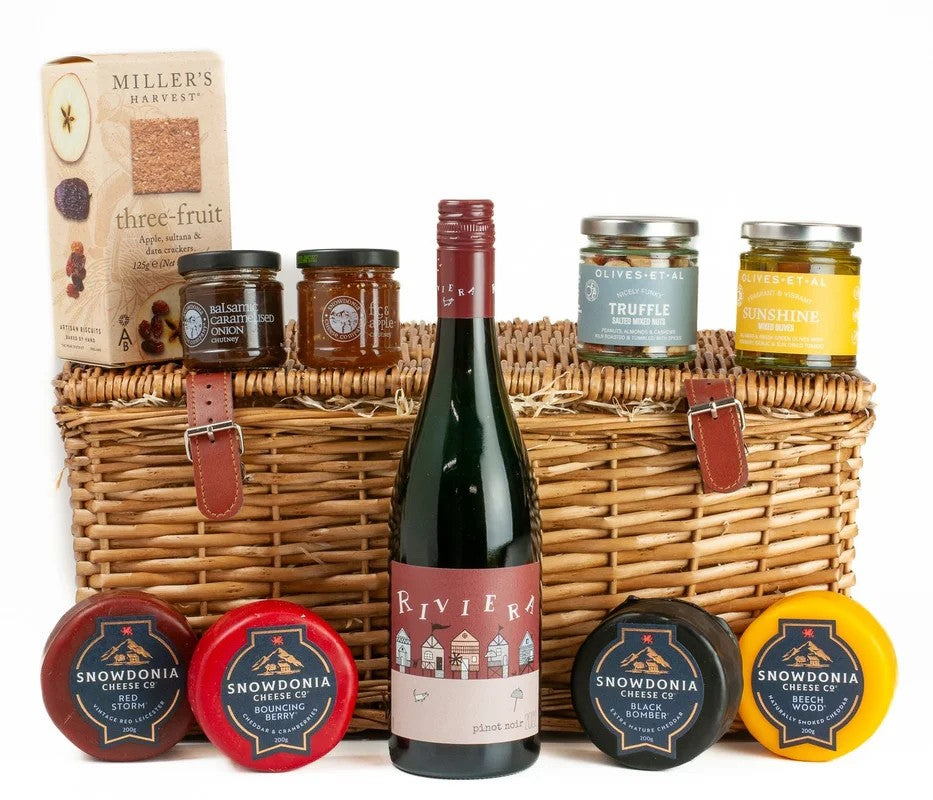 RivieraPinotNoir,Cheese&NibblesLuxuryHamper