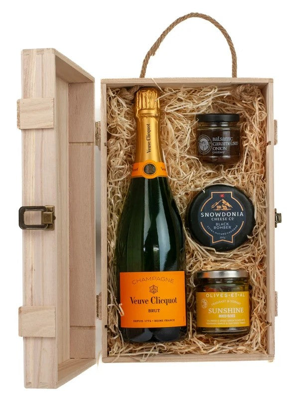 VeuveClicquotChampagne,Olives,Cheese&ChutneyGiftBox
