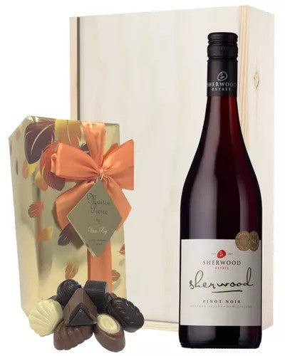 NewZealandPinotNoirRedWineWineandChocolatesGiftSetinWoodenBox