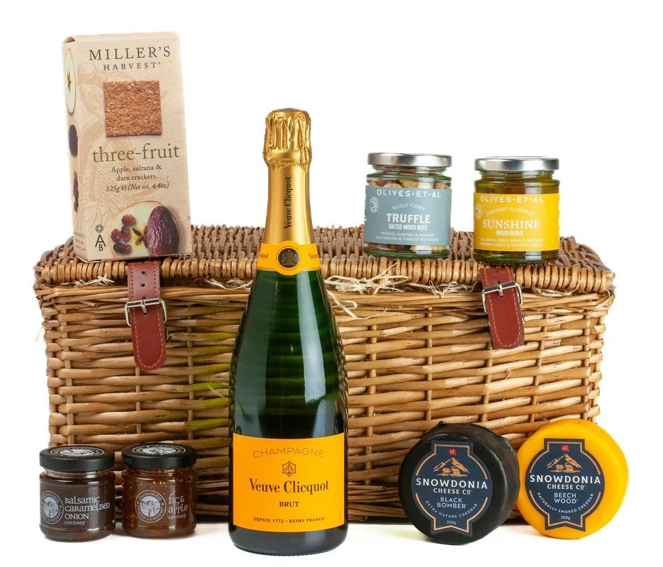 VeuveClicquotChampagne,Cheese&NibblesHamper